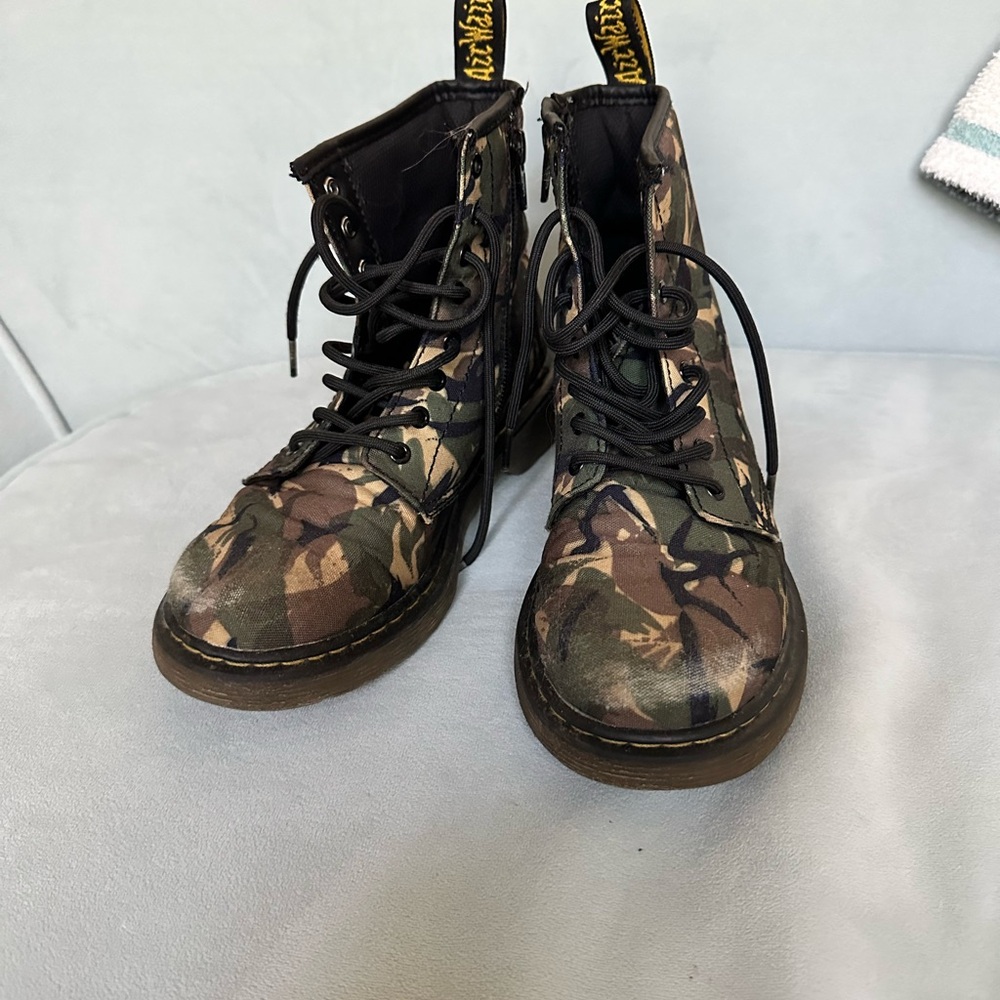 Dr. Martens Kids Camouflage Lace-Up Combat Boots - Green/Brown/Black